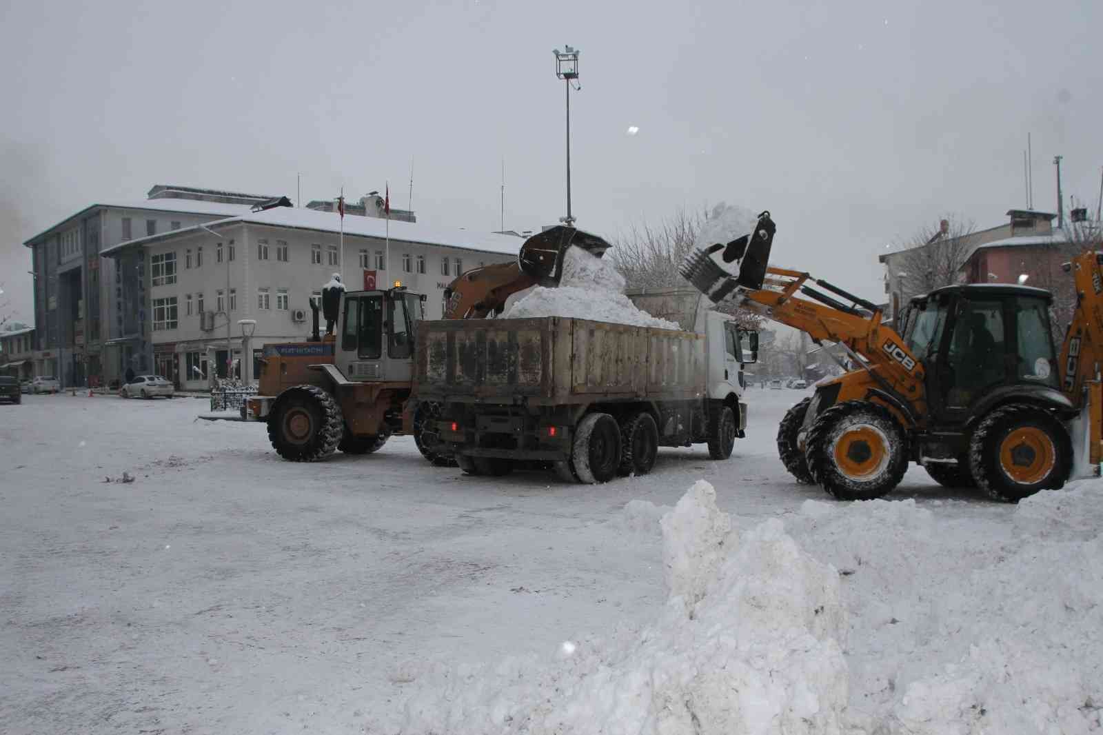 Malazgirt’te kar yağışı hayatı olumsuz etkiledi #mus