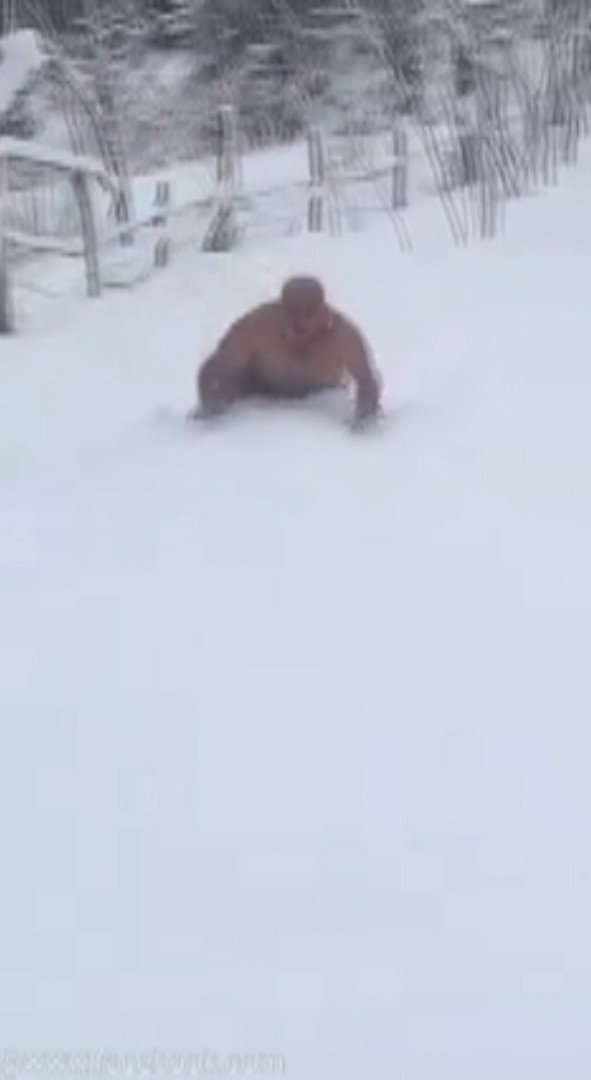 Eksi 1 derece havada karda yüzdü