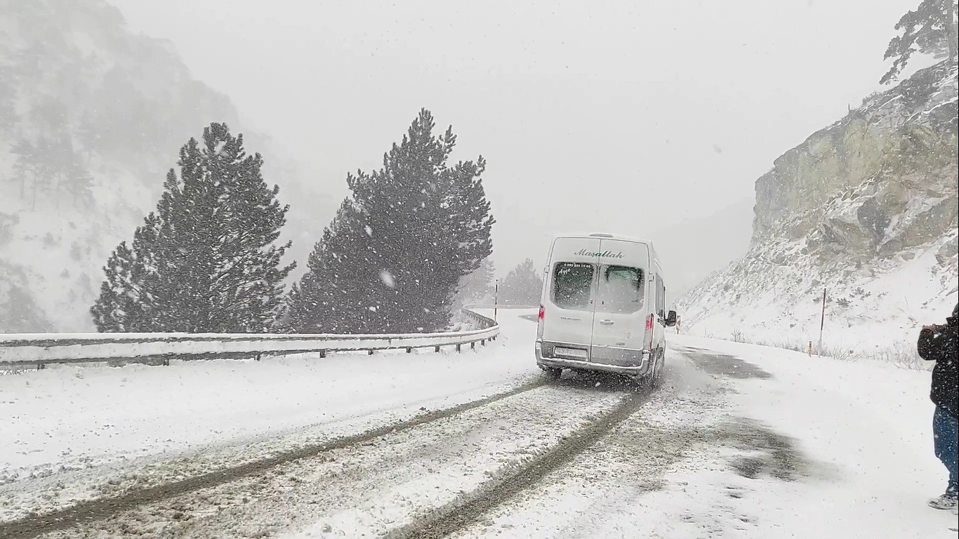 (ÖZEL) Yoğun kar yağışı ulaşımı etkiliyor #kutahya