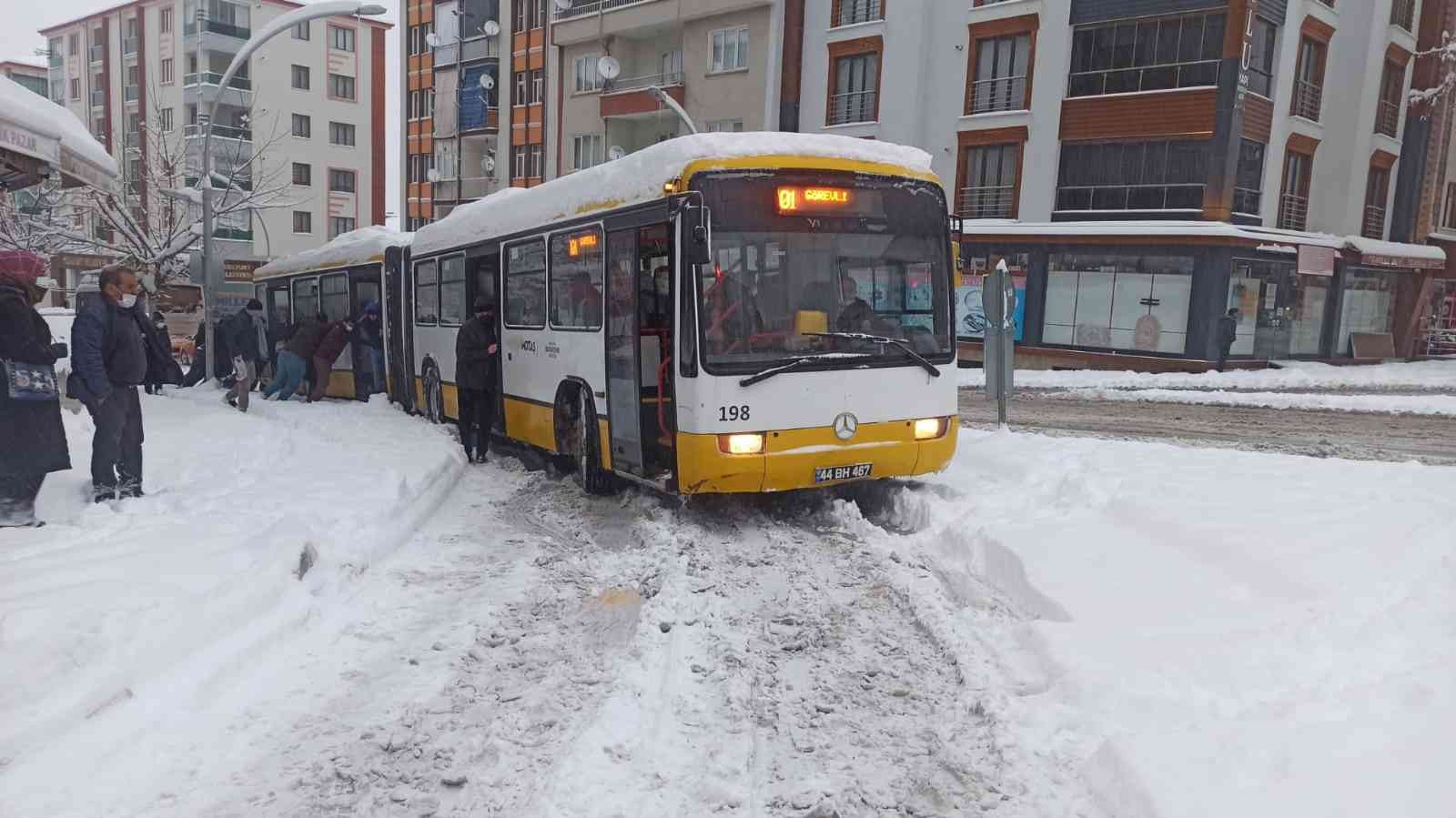 Belediye otobüsü yolda kalınca iş yolculara düştü #malatya