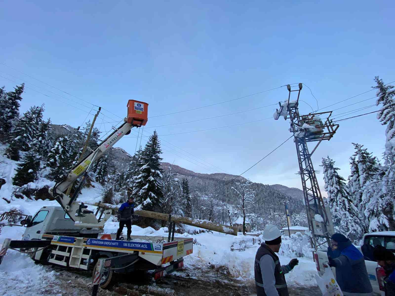 Artvin’de elektrik dağıtım şirketi çalışanlarının yoğun kar mesaisi #artvin
