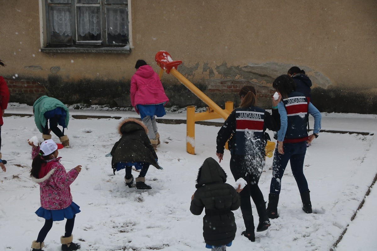 Jandarma ekipleri çocukların kar heyecanına ortak oldu #aydin