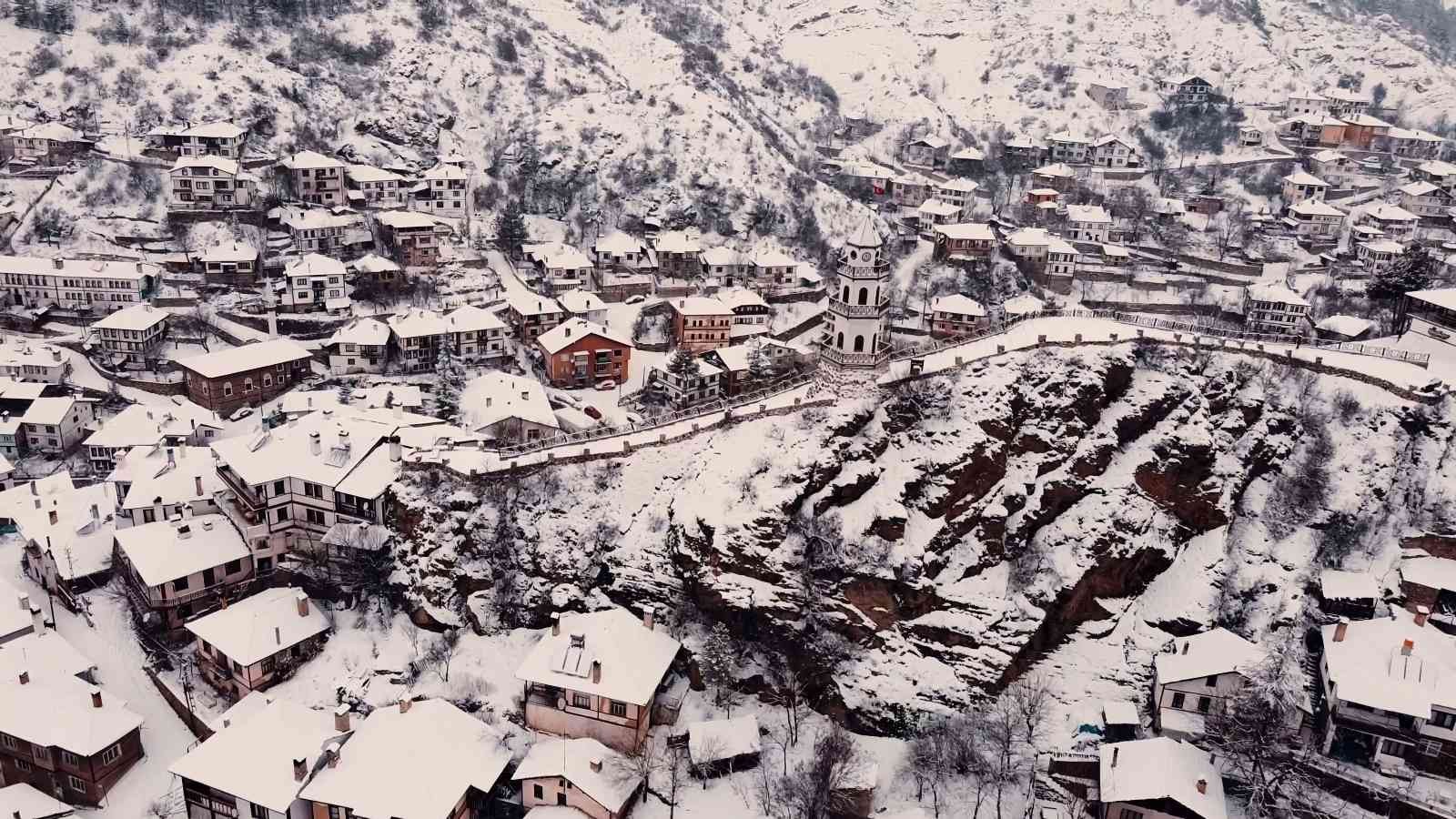 Tarihi Osmanlı kasabası Göynük, beyaz örtüyle kaplandı #bolu