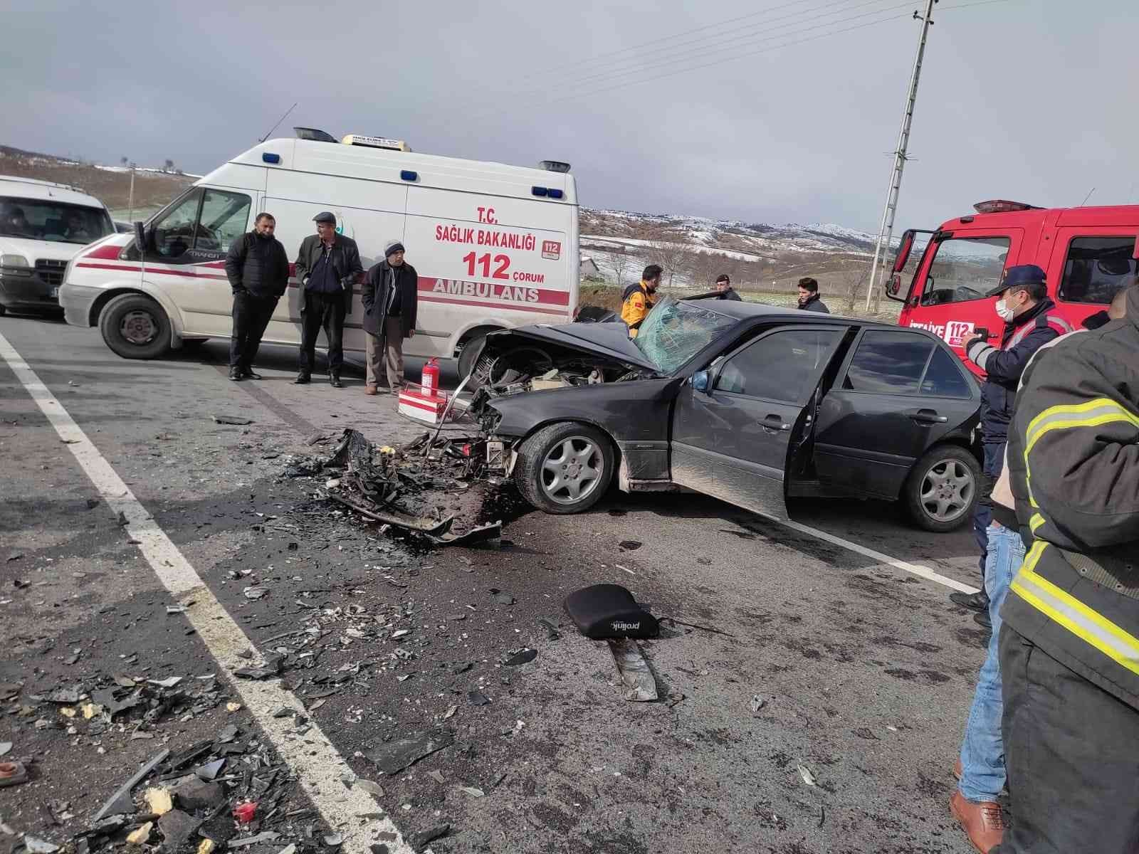 İki otomobil çarpıştı: 1 ölü, 5 yaralı #corum