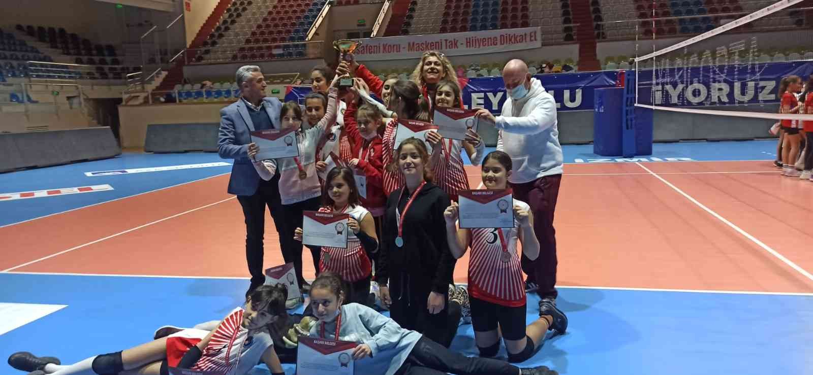 Dikili Cumhuriyet Ortaokulu küçük kızlar voleybol liginde İzmir şampiyonu #izmir