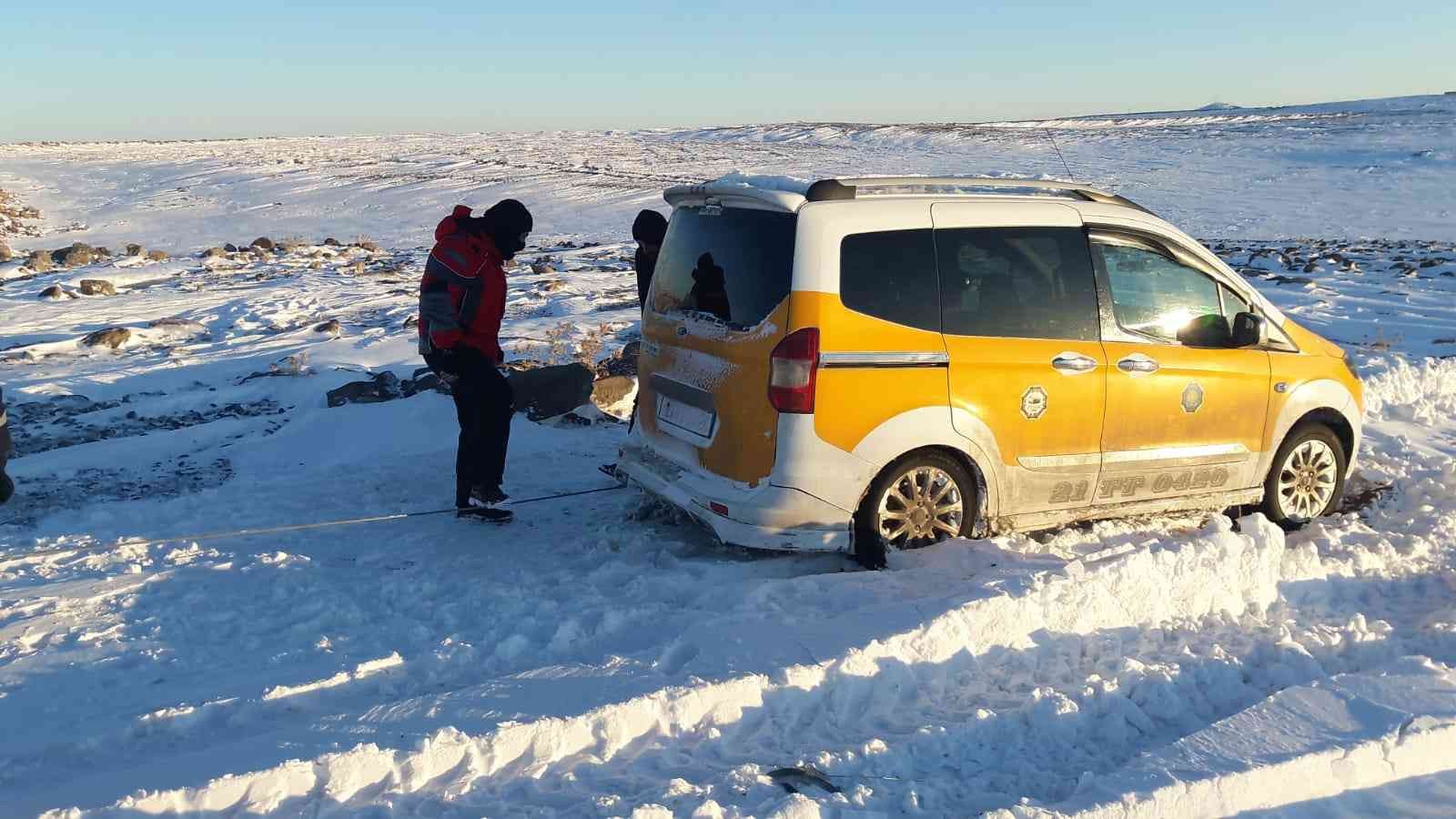 Diyarbakır’da karda mahsur kalan 1’i bebek 5 kişi AFAD tarafından kurtarıldı #diyarbakir