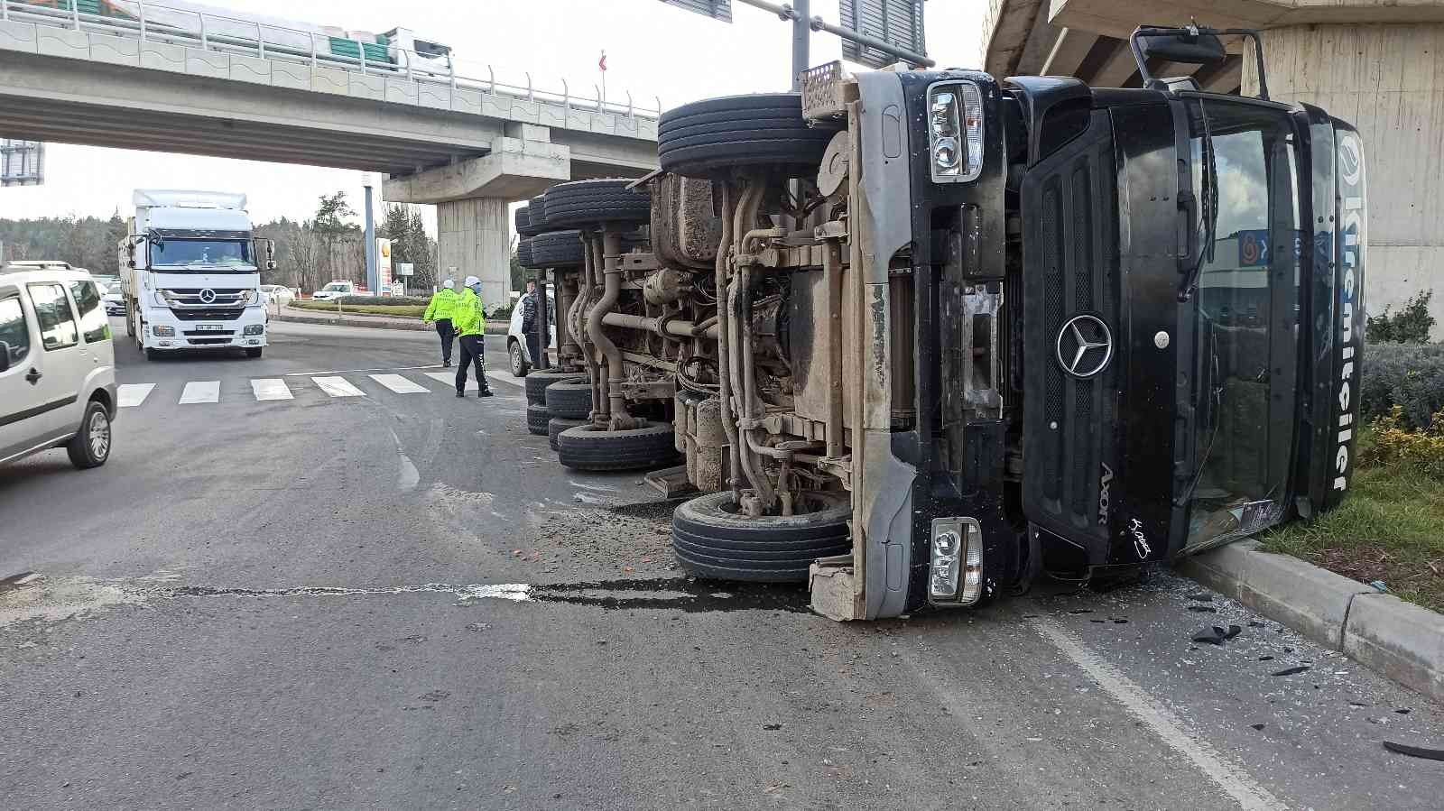 Vinç yüklü kamyon yola devrildi: 1 yaralı #edirne