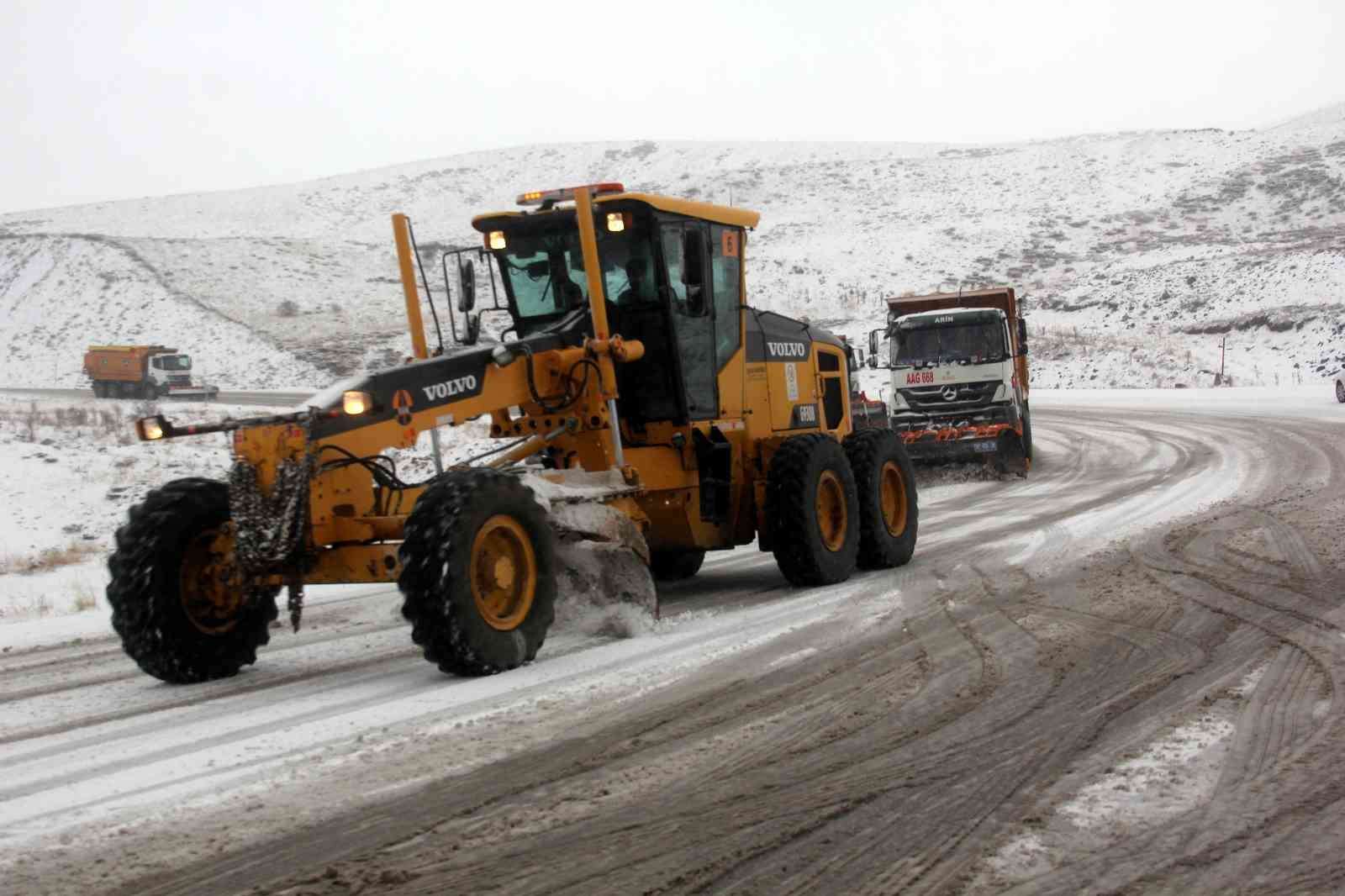 Erzincan’da kar ve tipiden 339 köy yolu ulaşıma kapandı #erzincan