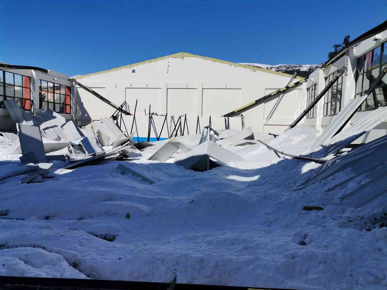 Okulun spor salonu çöktü #kahramanmaras