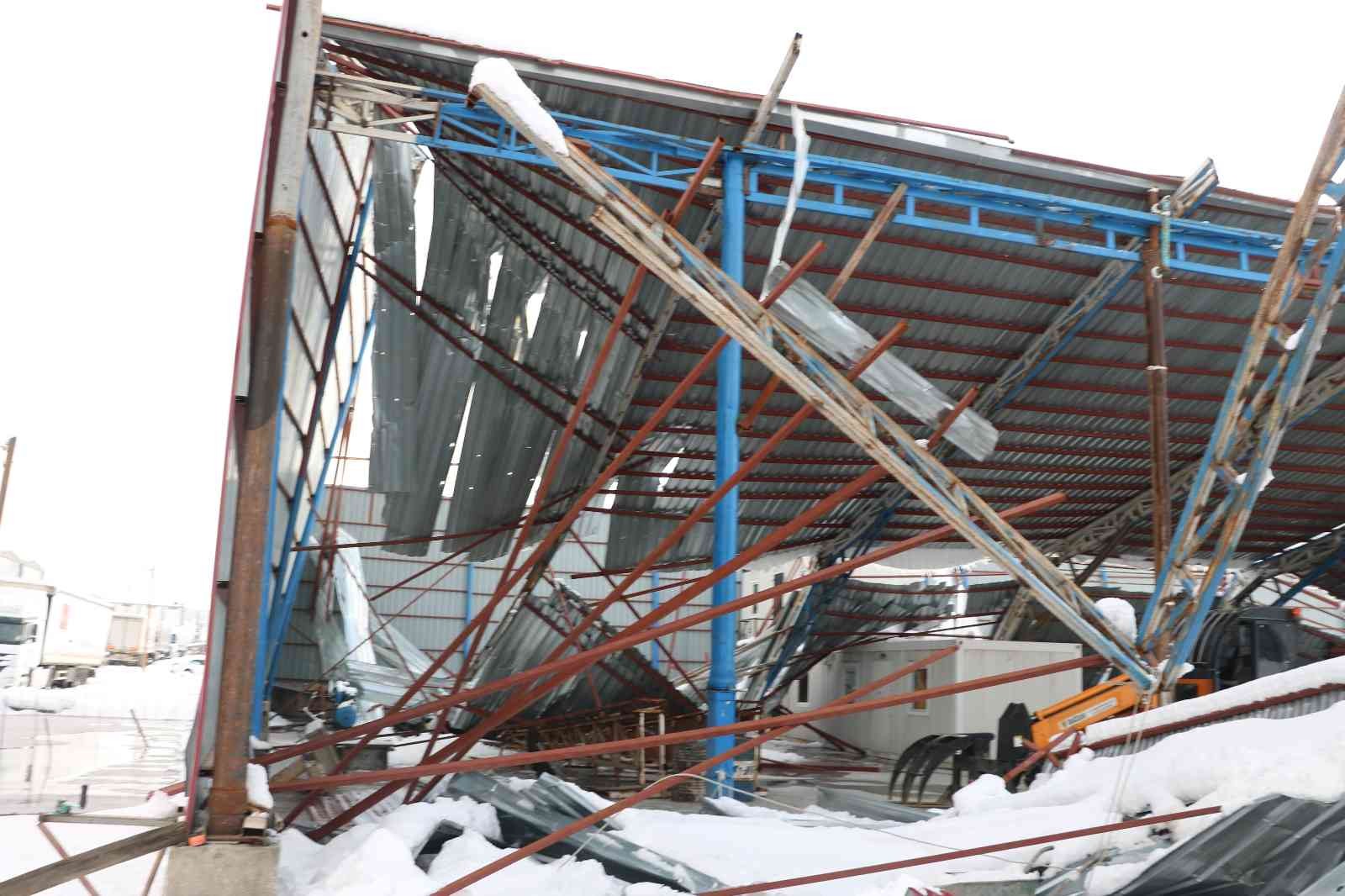Kara dayanamayan geri dönüşüm fabrikasının çatısı çöktü #kahramanmaras