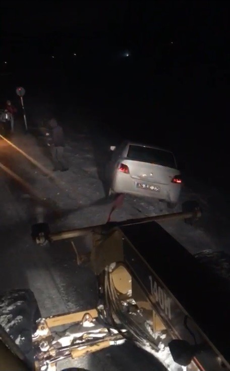 Kars’ta yolda kalan araçlar kurtarıldı #kars