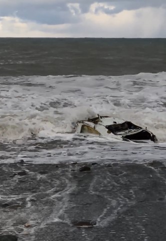 Kastamonu’da selde denize sürüklenen araç, 5 ay sonra sahile vurdu #kastamonu