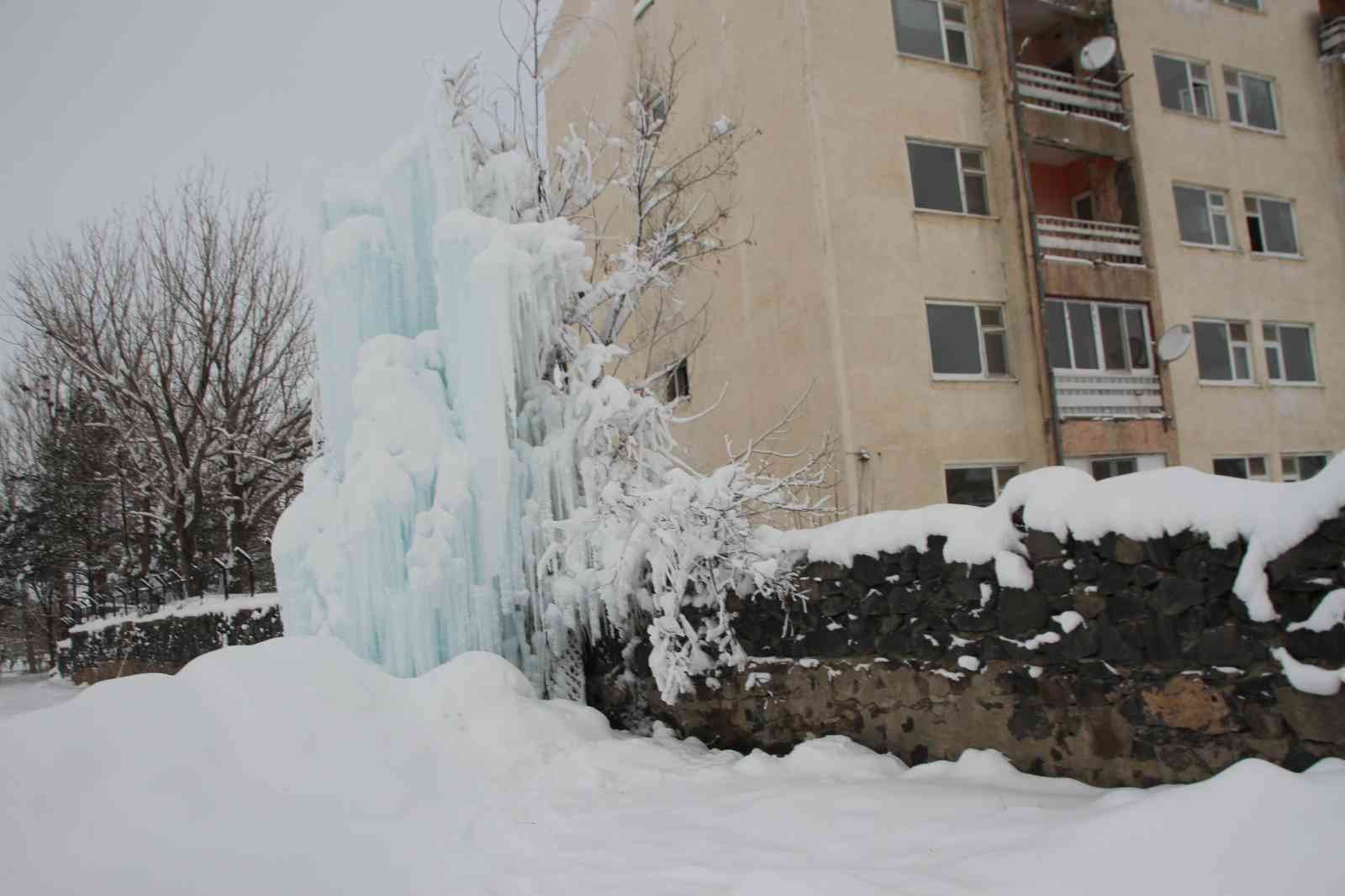 Su şebekesi patladı, buz kulesi oluştu #mus