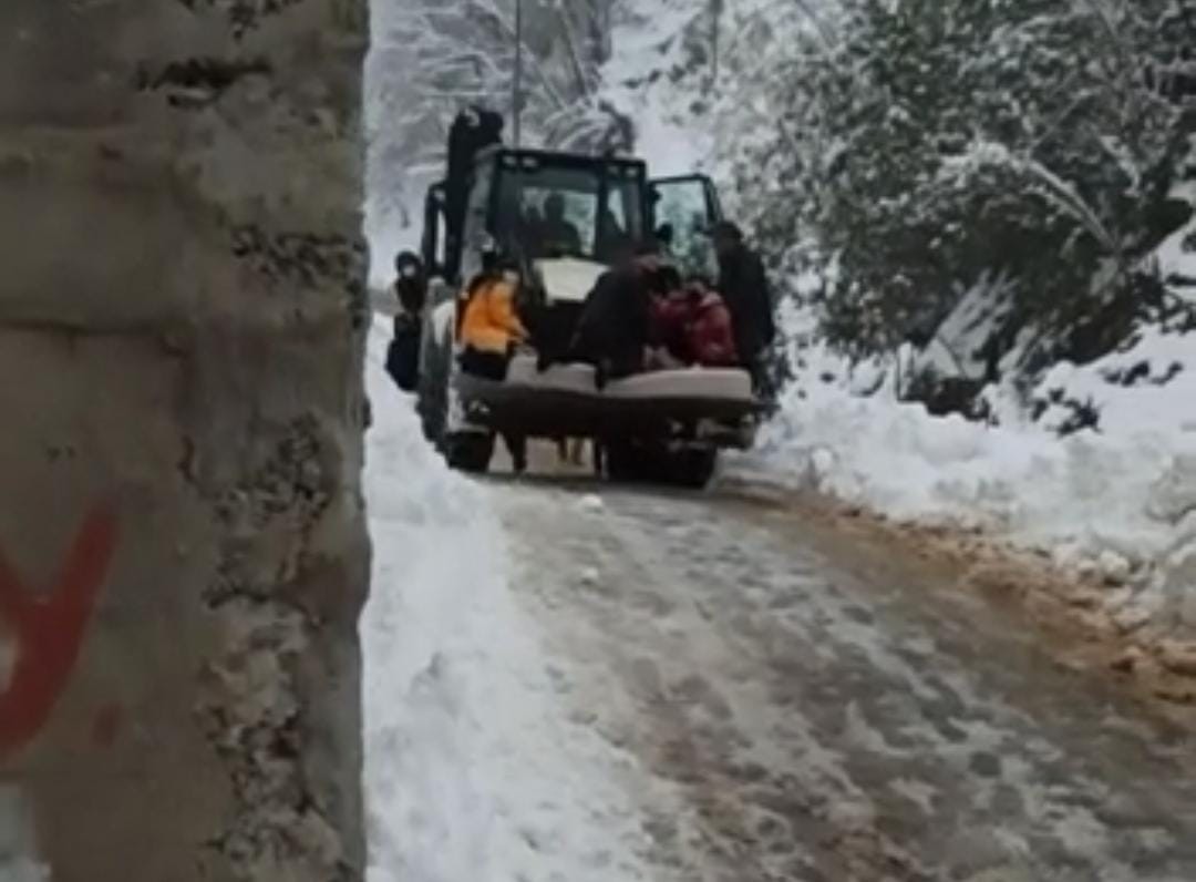 Rize’de kardan kapanan yolu açmaya çalışan iş makinesi devrildi: 2 yaralı