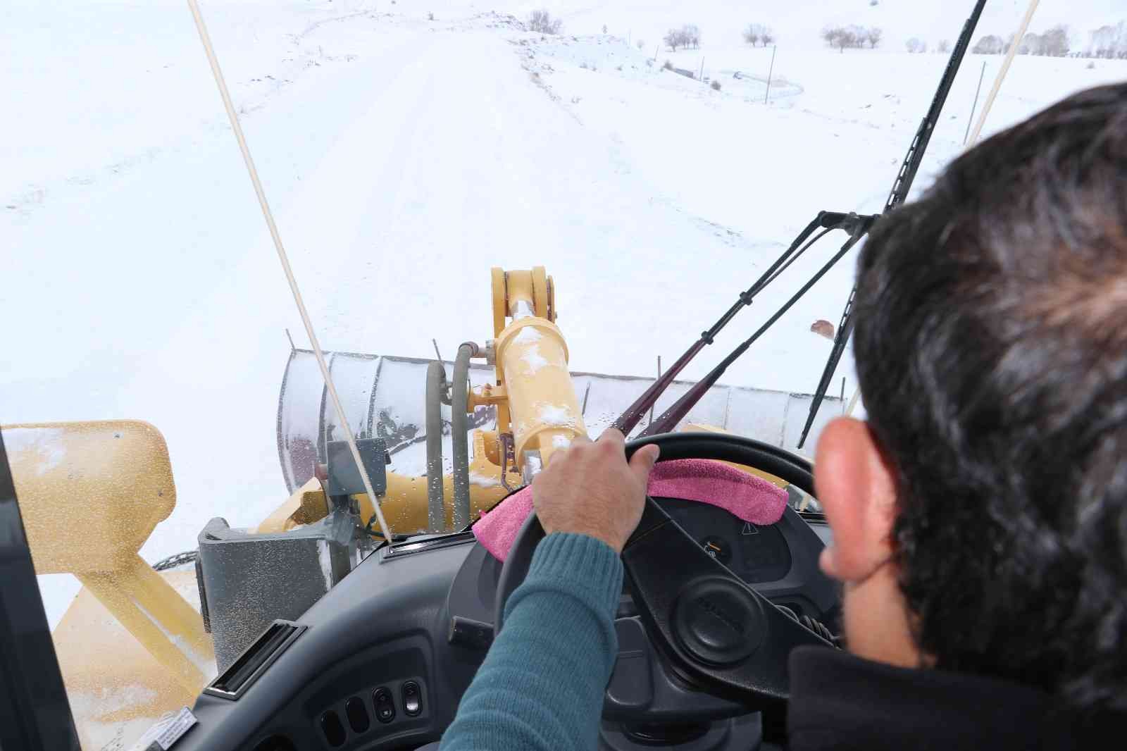 Sivas’ta karla mücadele, 470 köy yolu araç ulaşımına kapalı #sivas