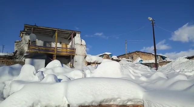 Ovacık’ta evler kara gömüldü