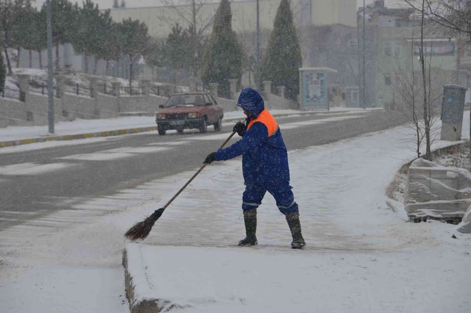 Gediz Belediyesi ekipleri karla mücadele için sahada #kutahya