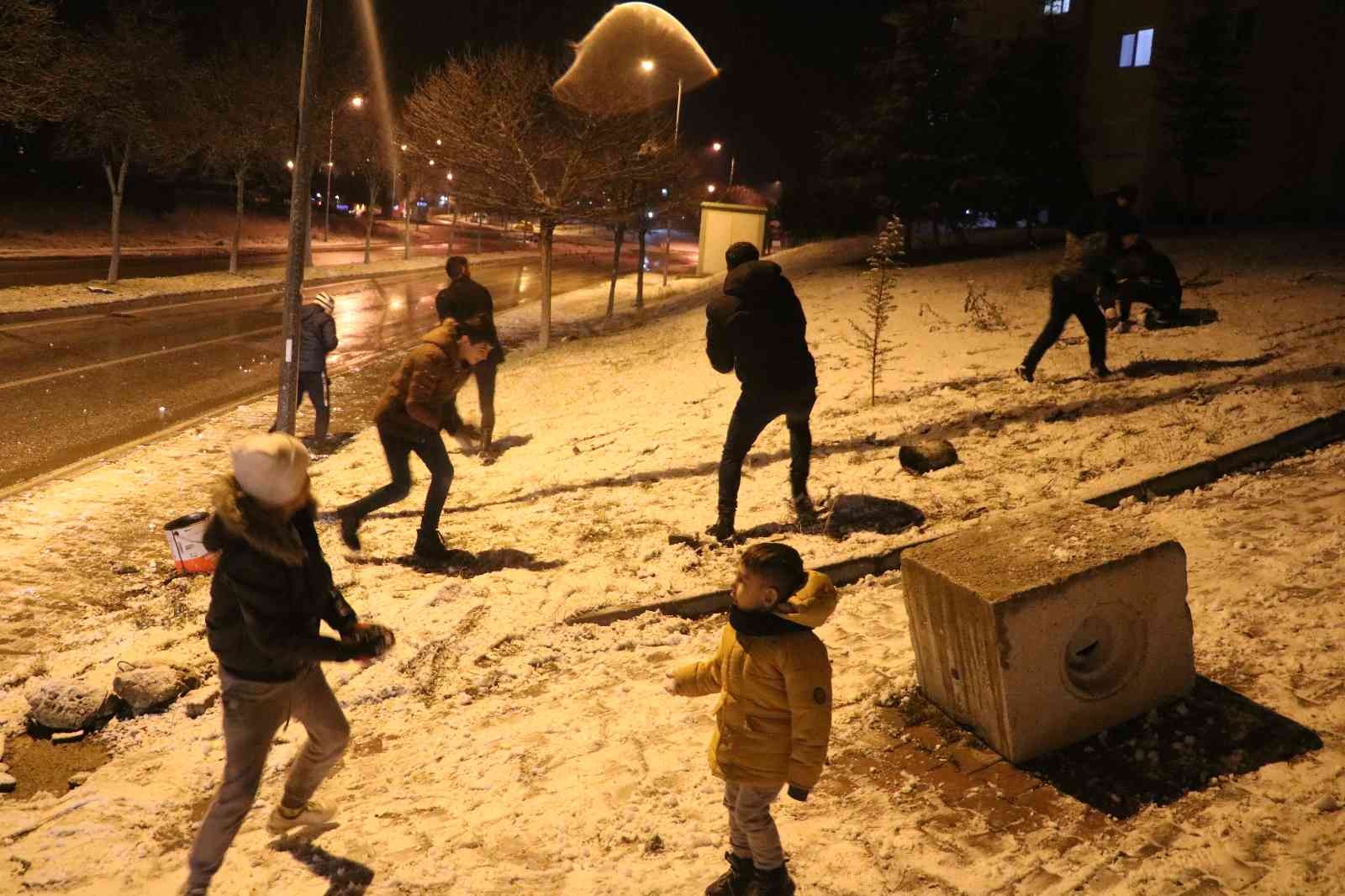 Gençler kartopu savaşı ve kayak keyfi yaparak eğlendiler #edirne