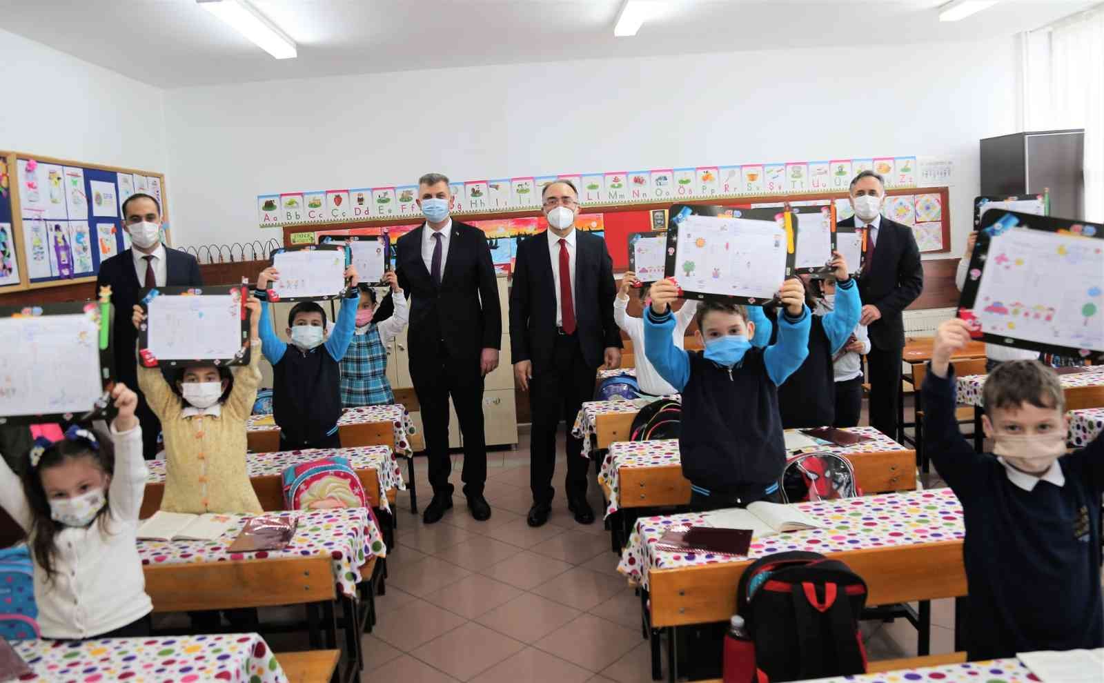 Başkan Sezer, öğrencilerin karne heyecanına ortak oldu #kocaeli