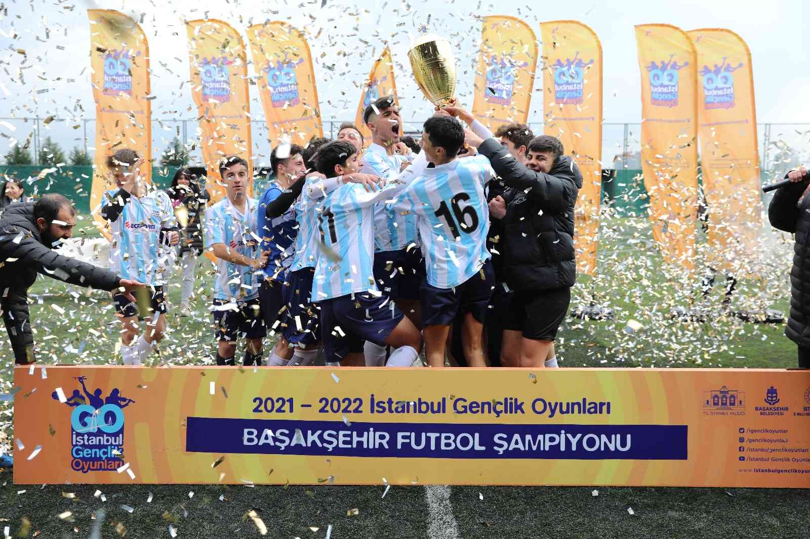 Başakşehir’in yeni şampiyonu kupayı kaldırdı #istanbul