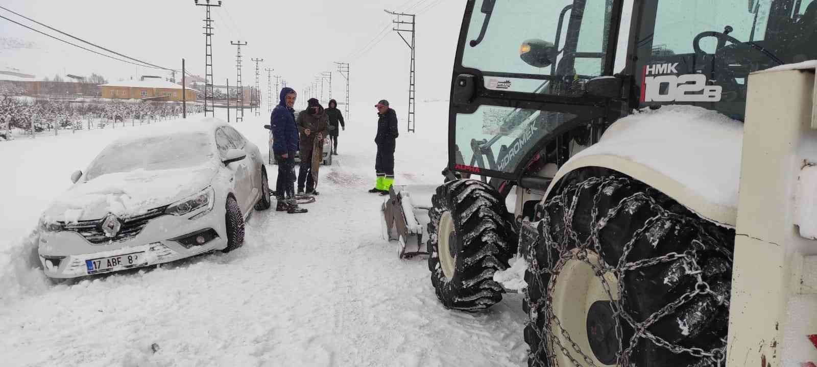 Kar ve tipi nedeniyle yolda mahsur kalanlar kurtarıldı #ardahan