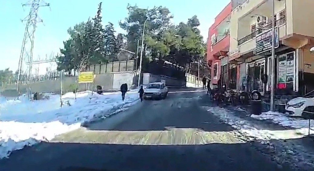 Şanlıurfa’da buzlanan yolda kaza anı kamerada #sanliurfa