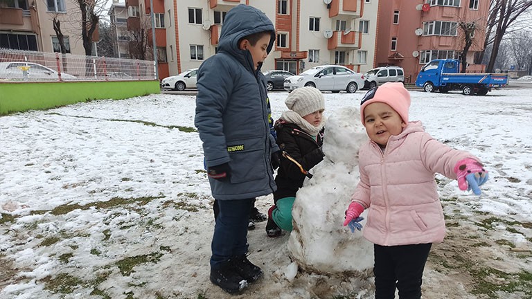 Kar yağışı çocuklara karne hediyesi oldu #edirne