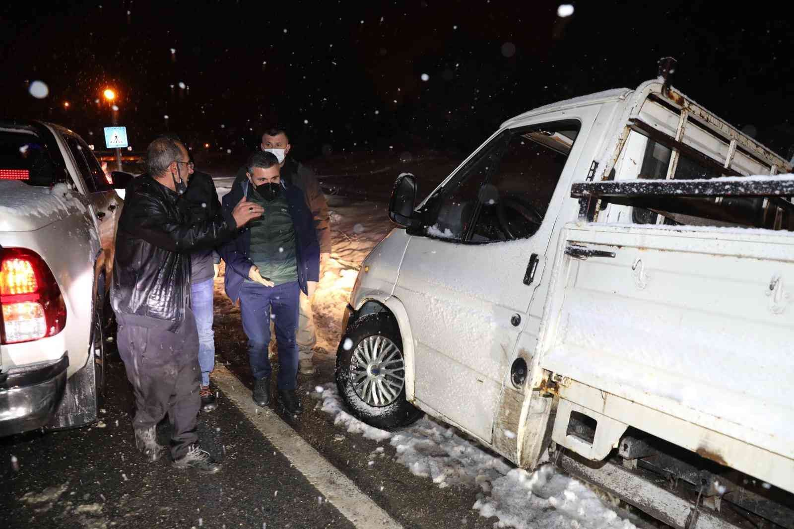 Bolu Dağı’nda kar yağışı başladı, Polis ekipleri teyakkuza geçti #duzce