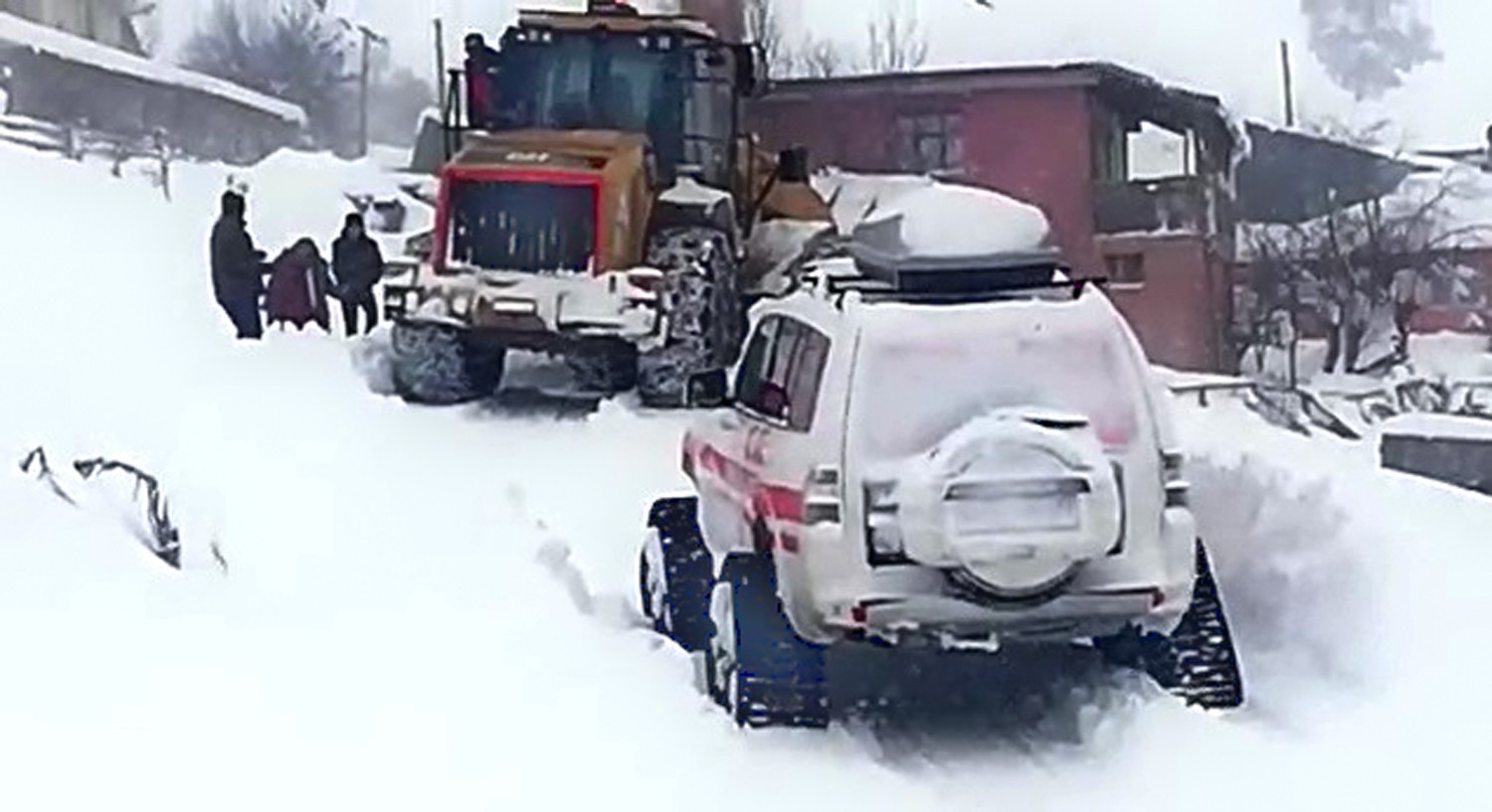 Yolu kardan kapanan köydeki hasta kurtarıldı #erzincan