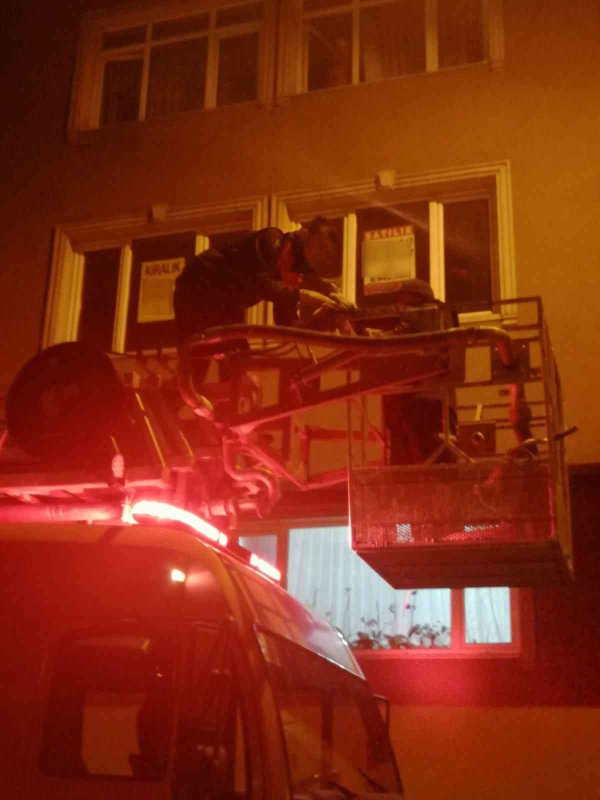 Balkondan inmeyen kedinin yardımına itfaiye koştu #zonguldak