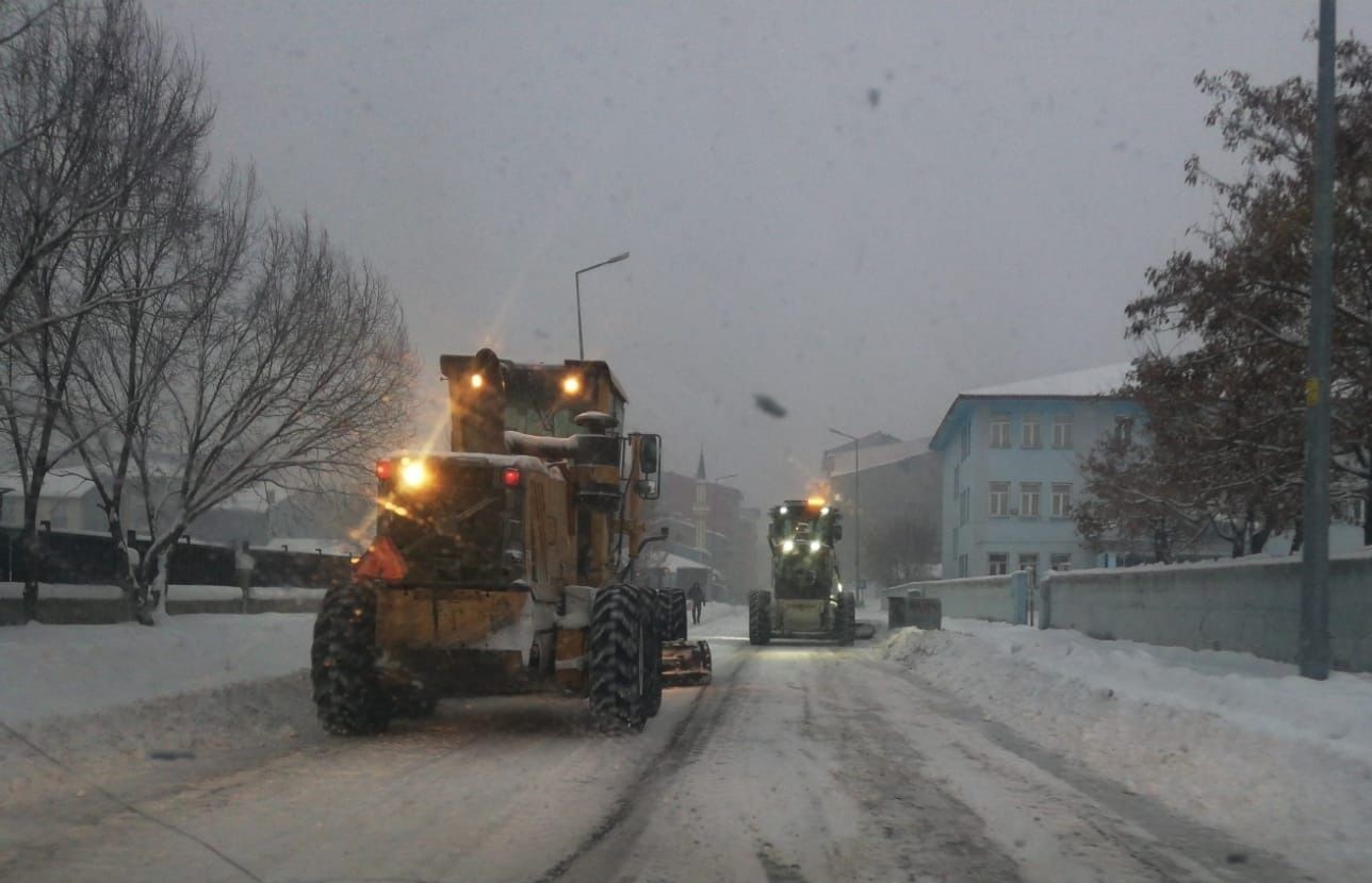 Ağrı Belediyesi kar çalışmalarını aralıksız sürdürüyor #agri