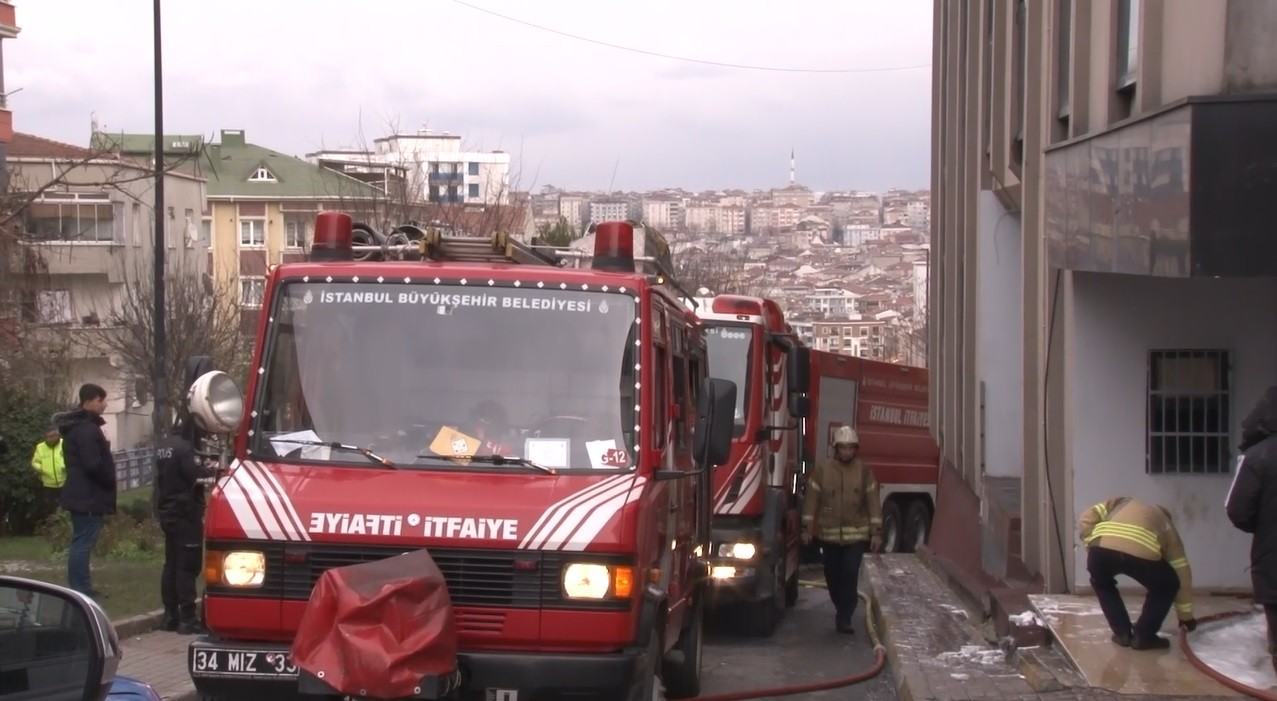 Bahçelievler’de yangına müdahale etmeye çalışan kişi dumandan etkilendi #istanbul Bahçelievler’de yangına müdahale etmeye çalışan kişi dumandan etkilendi #istanbul