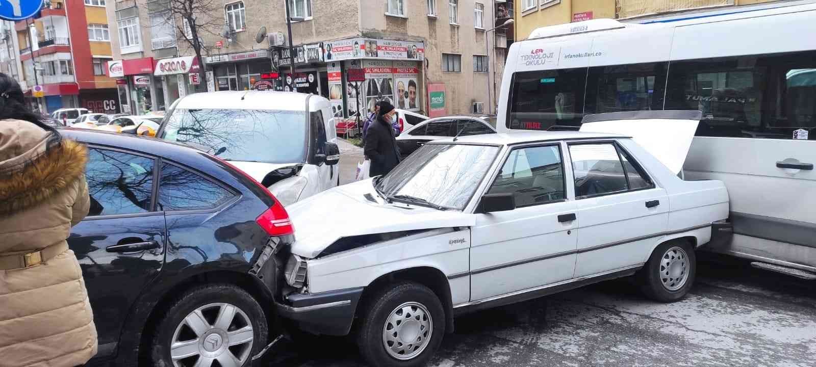 Freni boşalan otomobil park halindeki araçlara çarptı, 1 çocuk ezilmekten kurtuldu #istanbul