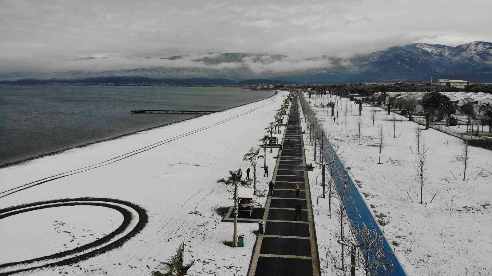 Kar yağışı sonrası sahiller beyaza büründü #balikesir