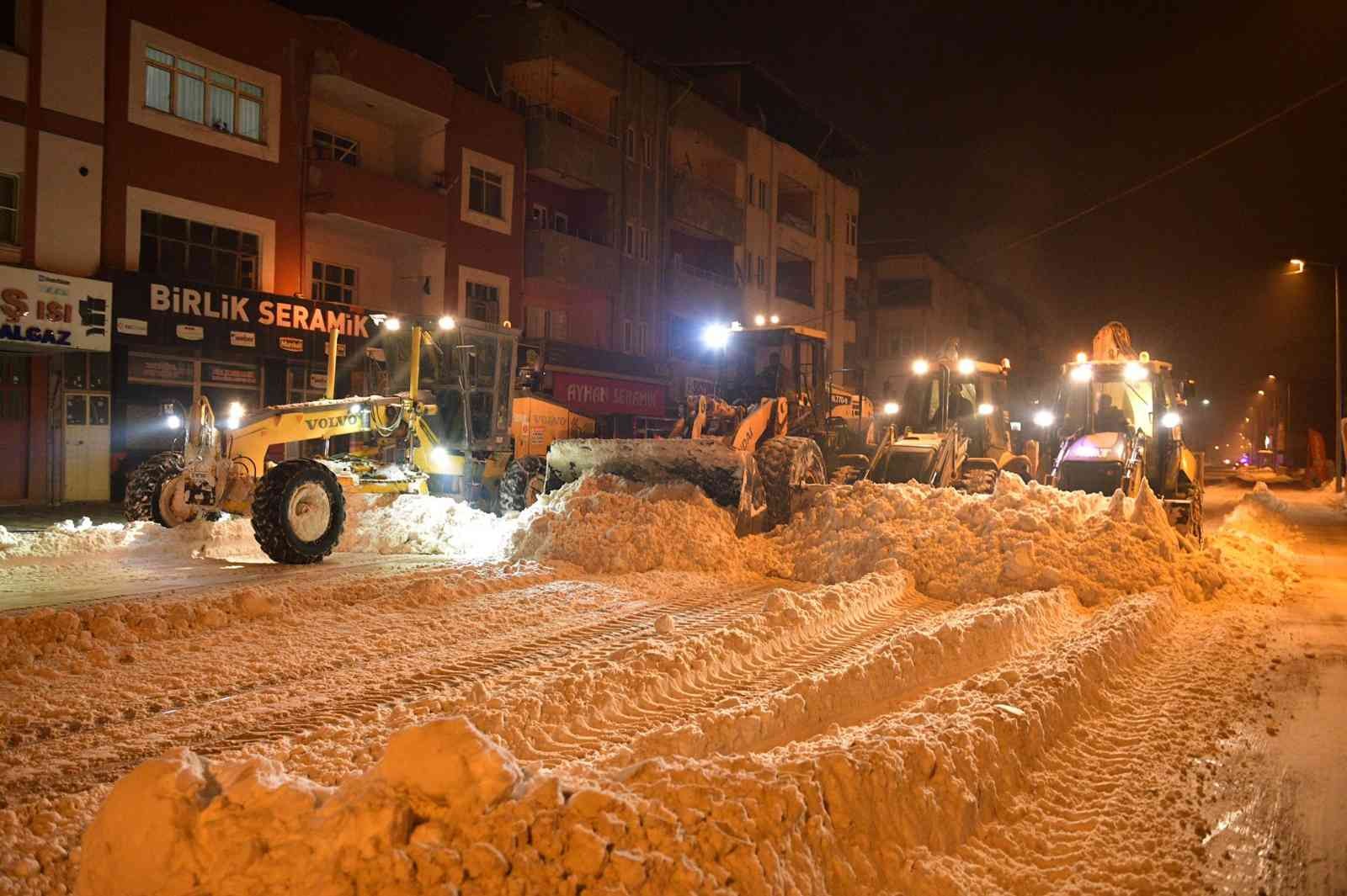 Caddelerden temizlenen karlar Ceyhan Nehri’ne can suyu oluyor #kahramanmaras