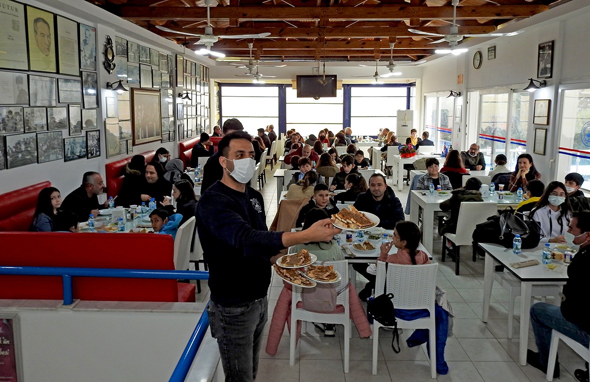 Çeşmeli başarılı öğrenciler yemekte ağırlandı #izmir