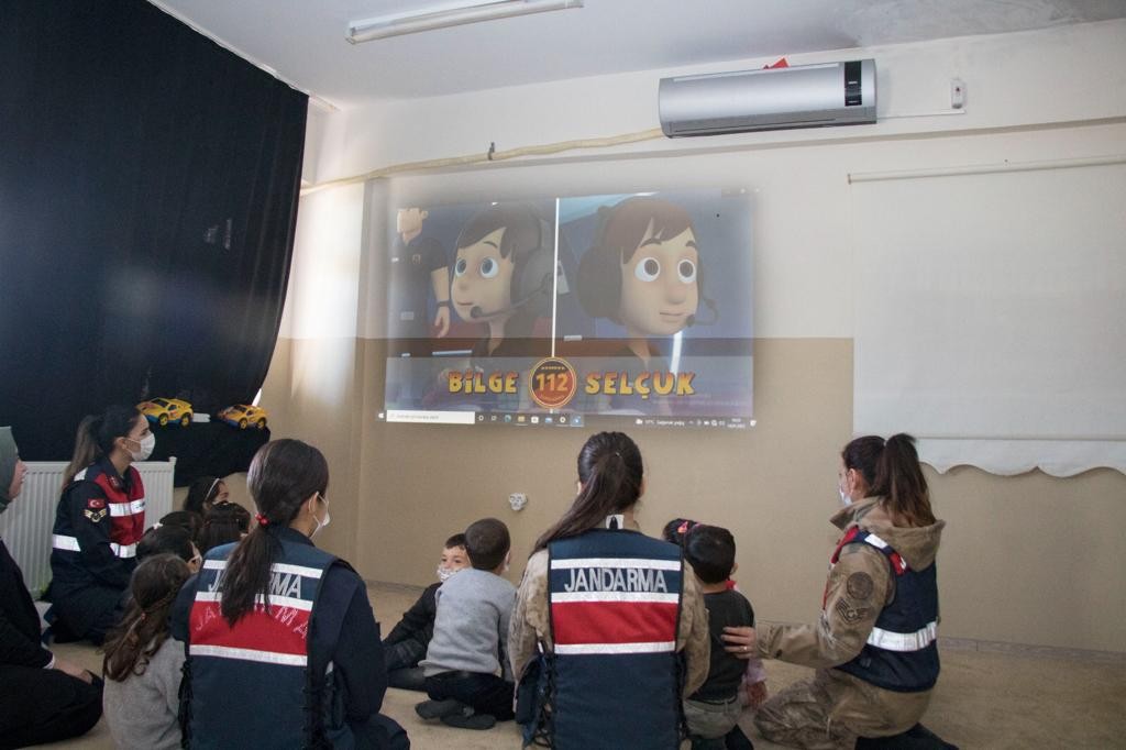 Diyarbakır’da jandarma ekipleri çocuklara hediye verip birlikte film izledi #diyarbakir