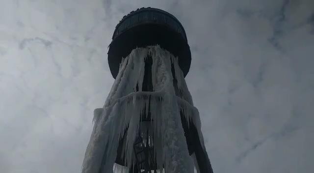 Diyarbakır’da havalar eksi 17’yi buldu, su kulesi buz sarkıtına döndü #diyarbakir
