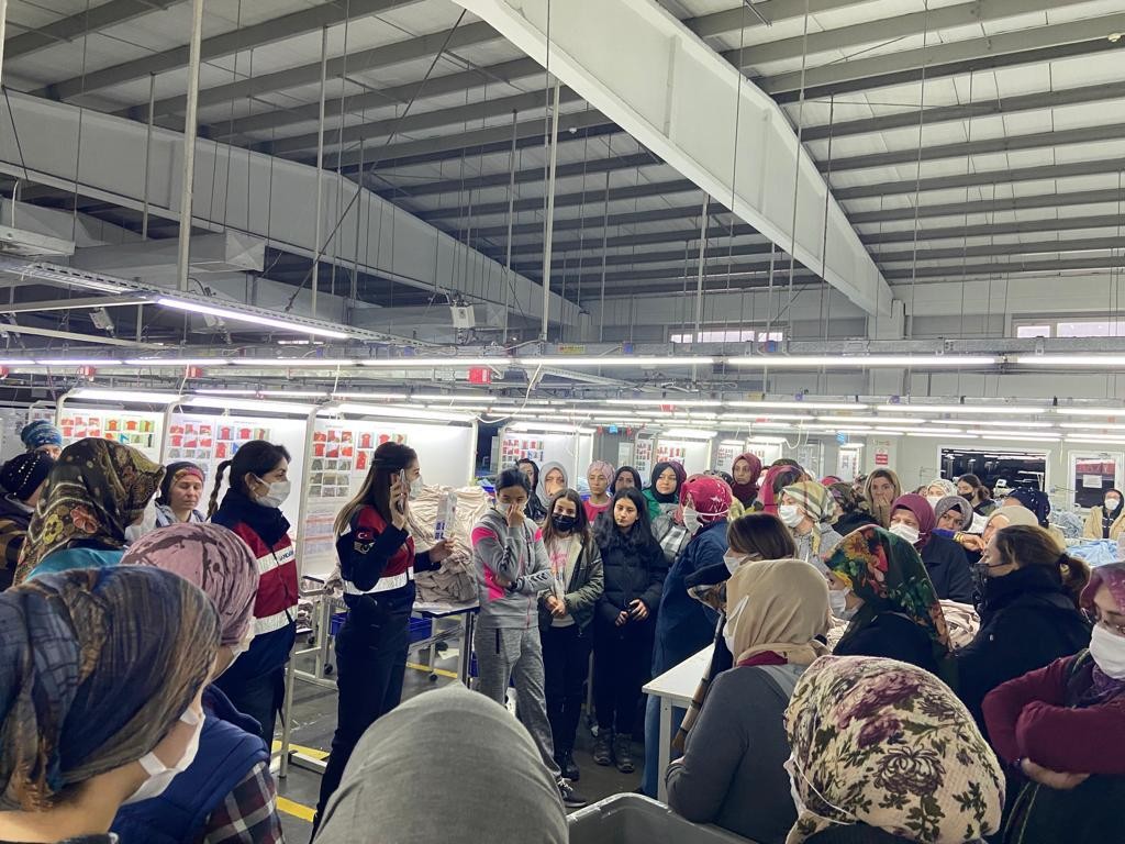 Jandarma tekstil işçisi kadınlara KADES’i anlattı #duzce