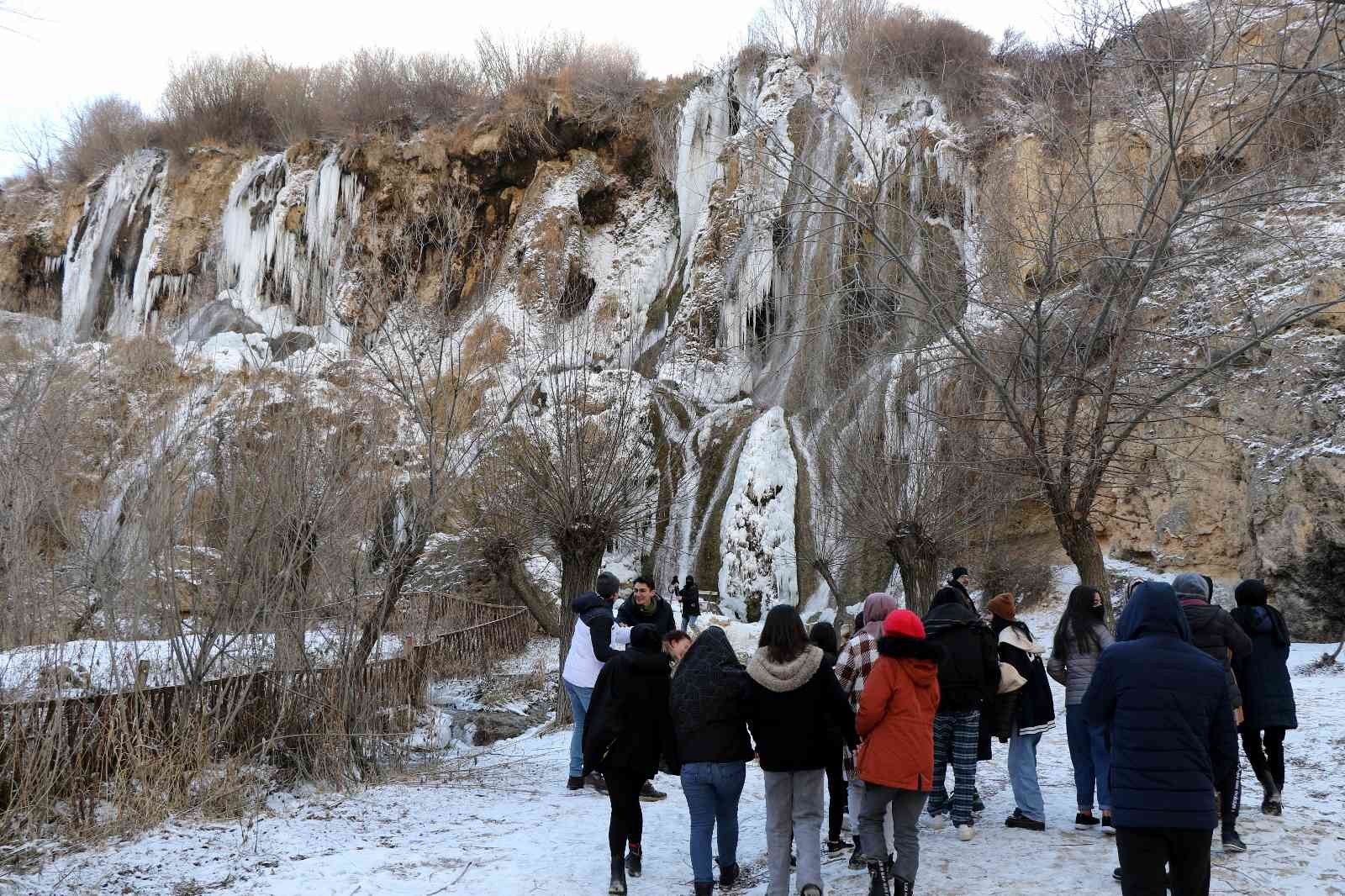 Buz tutan Girlevik Şelalesi’nde 2 metrelik buz sarkıtları oluştu #erzincan