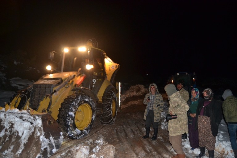 Karda çadırları zarar göden Yörüklere çadır yardımı yapıldı