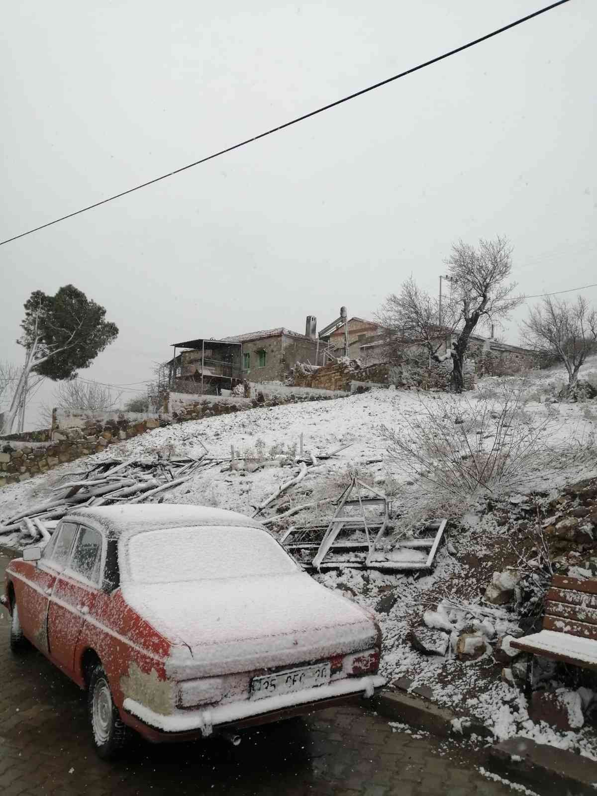 Aliağa’ya yılın ilk karı düştü #izmir