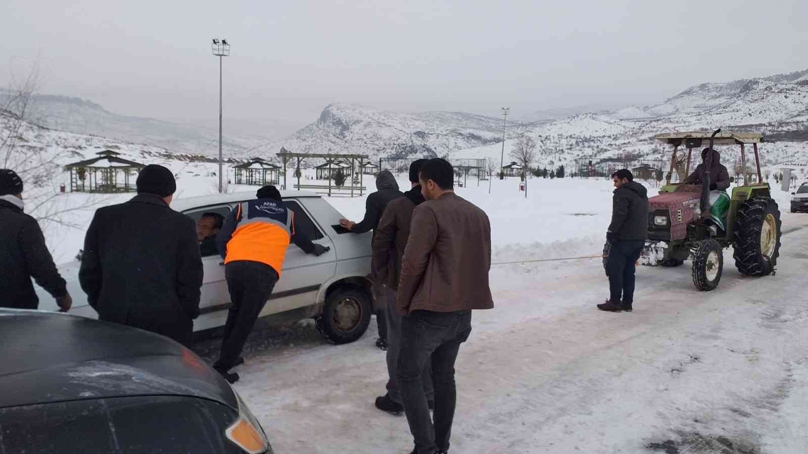 AFAD gönüllüleri karda mahsur kalan vatandaşlara destek çıkarak, sokak hayvanlarına yem bıraktı #diyarbakir