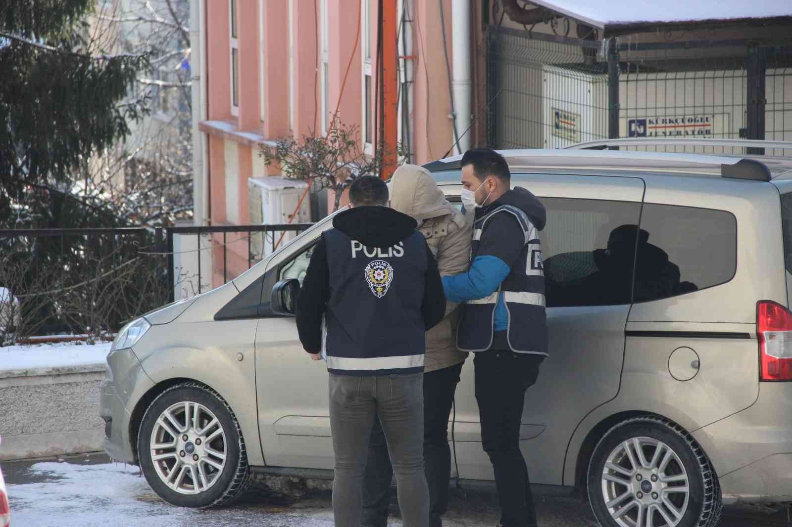 Önce yere vurdu sonra boğarak öldürdü