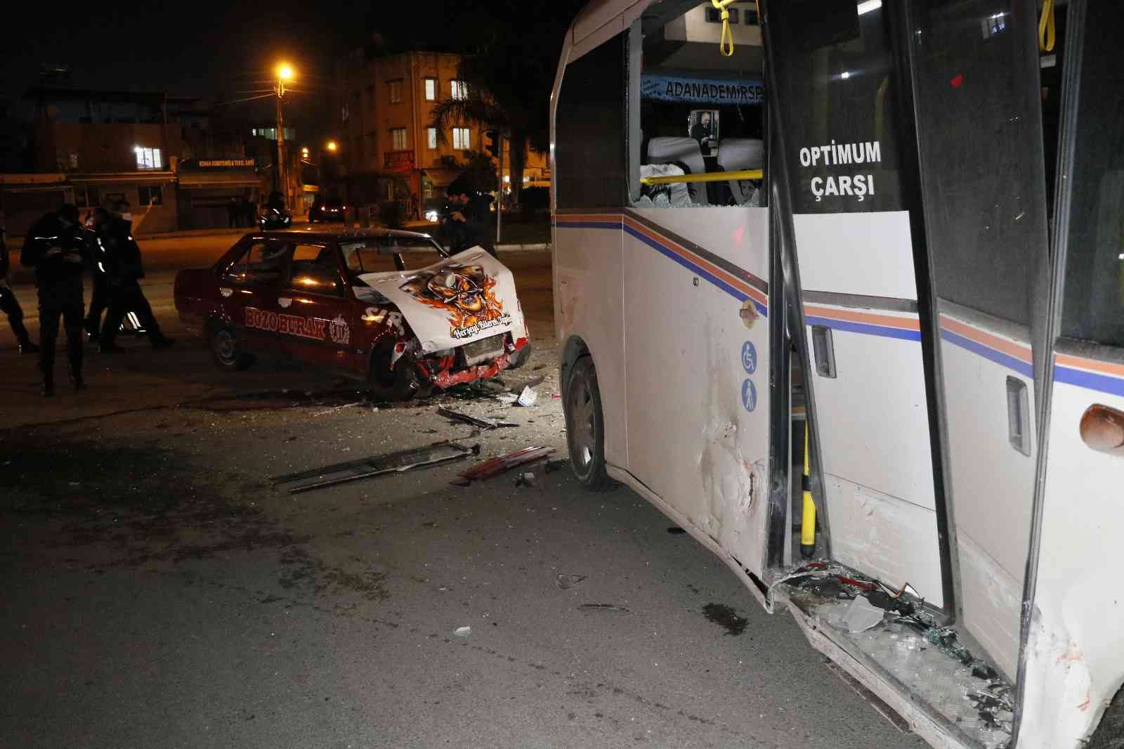 Adana’da plastik sandalye ile sürülen otomobille yolcu minibüsü çarpıştı: 1’i ağır 3 yaralı #adana