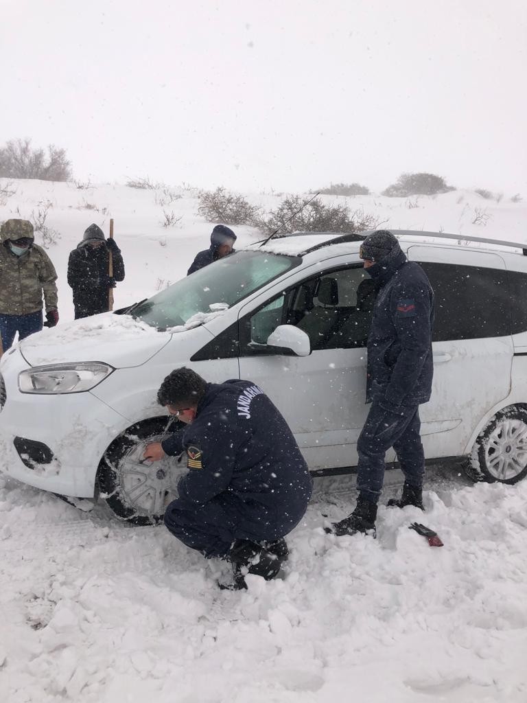 Kahramanmaraş’ta karda mahsur kalan 5 kişi kurtarıldı #kahramanmaras
