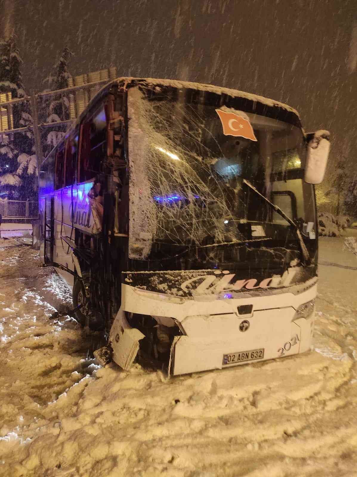 Amasya’da yolcu otobüsü karlı yolda kaza yaptı: 12 yaralı #amasya