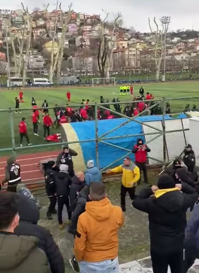 Amatör maçta ortalık savaş alanına döndü: 4 futbolcu yaralı #istanbul