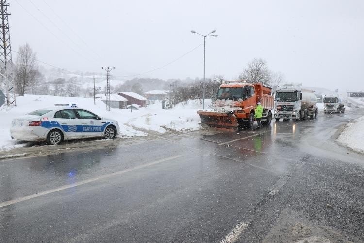 D100 karayolu Bolu Dağı kesimi kar sebebiyle trafiğe kapatıldı #bolu
