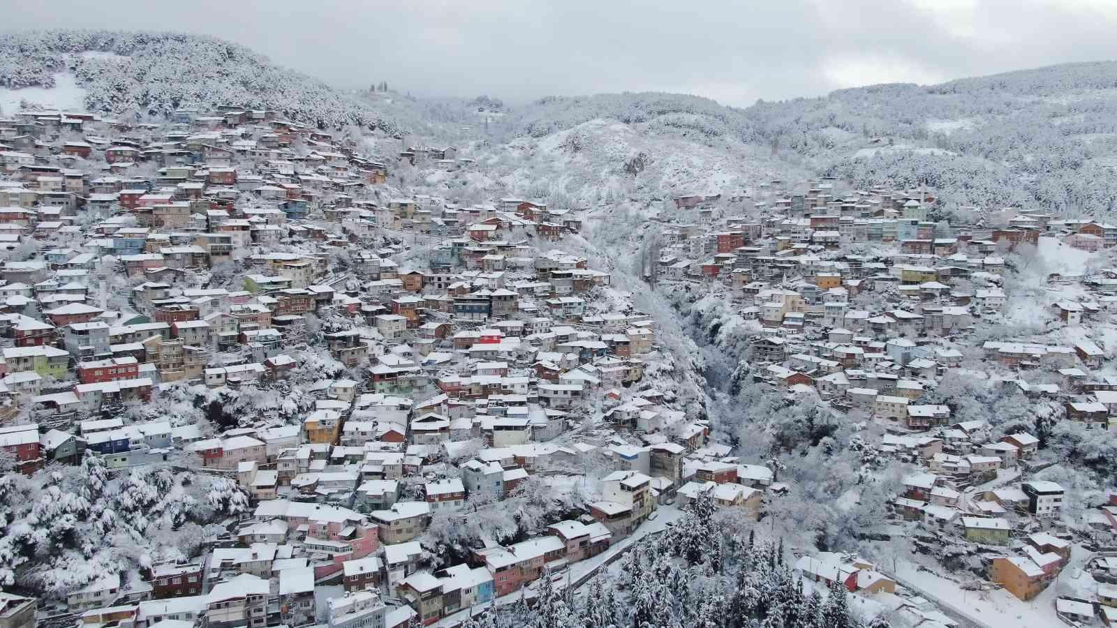 Bursa’da kar yağışı kartpostallık görüntüler oluşturdu #bursa